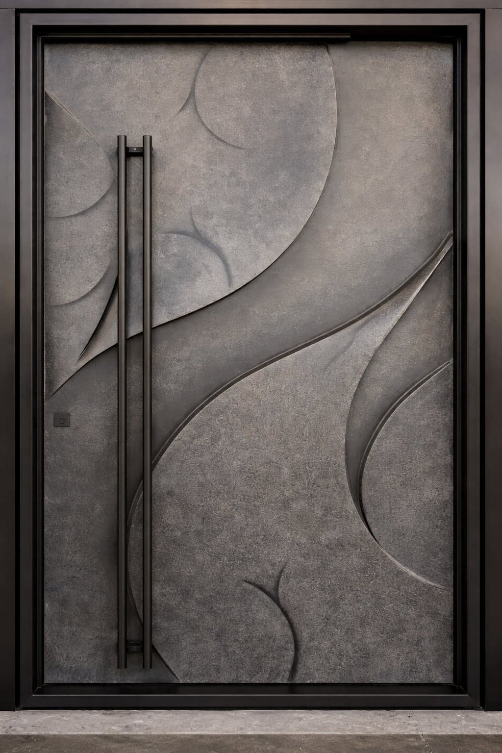 Puerta escultural Molbani — herrería y madera a medida