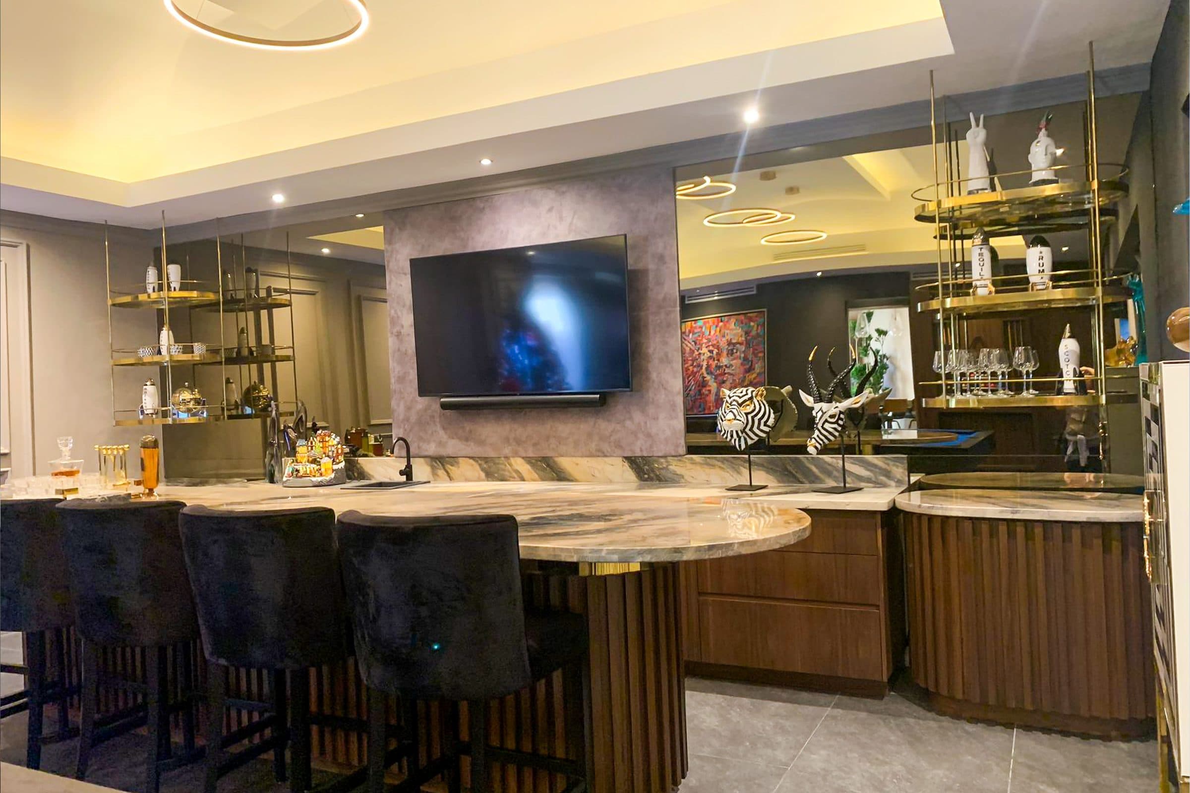 Mueble de TV con bar integrado, cubierta de mármol y herrajes en latón
